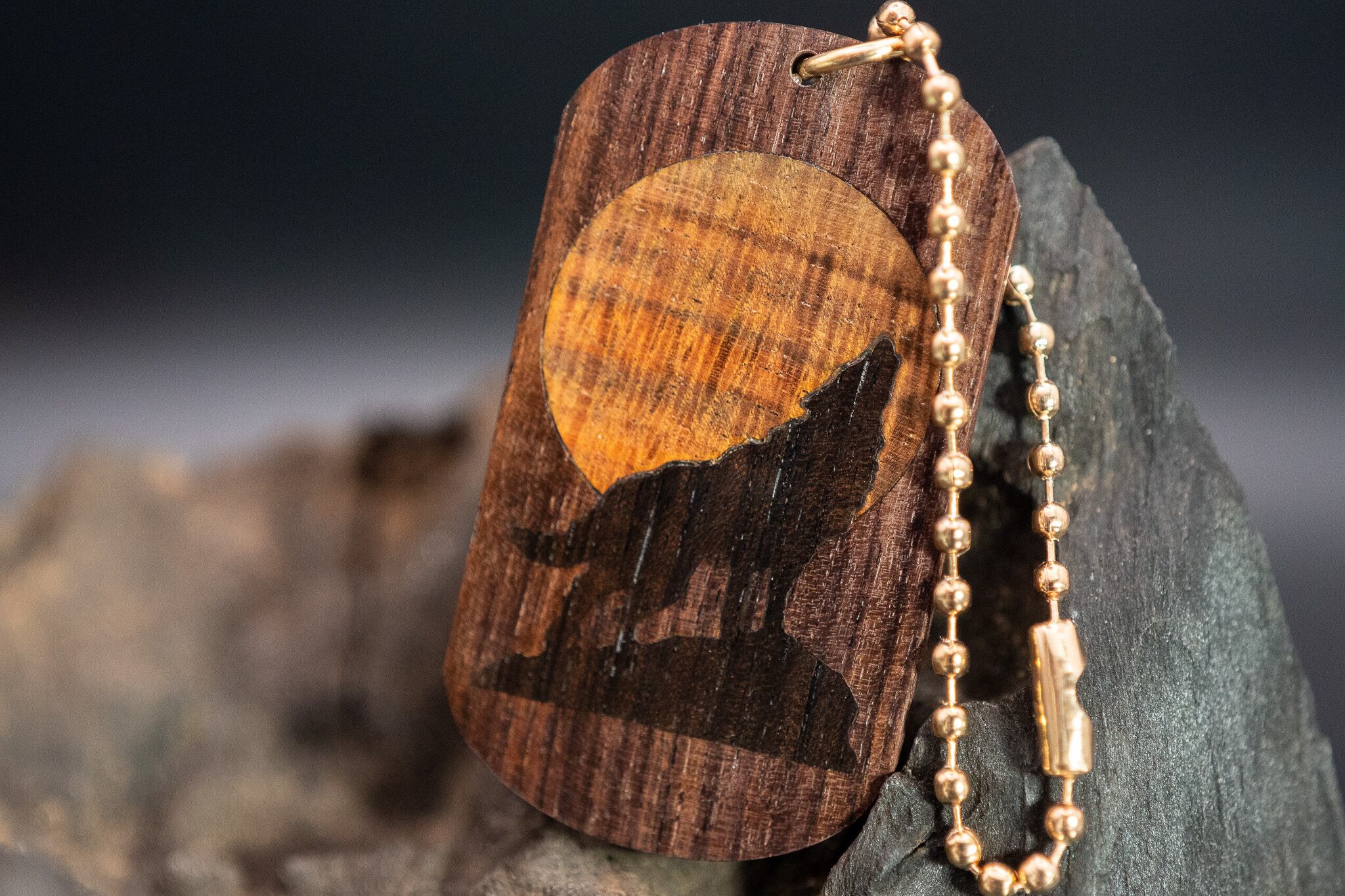 【王室御用達 】キングウッド ドッグタグ 象嵌 月と狼