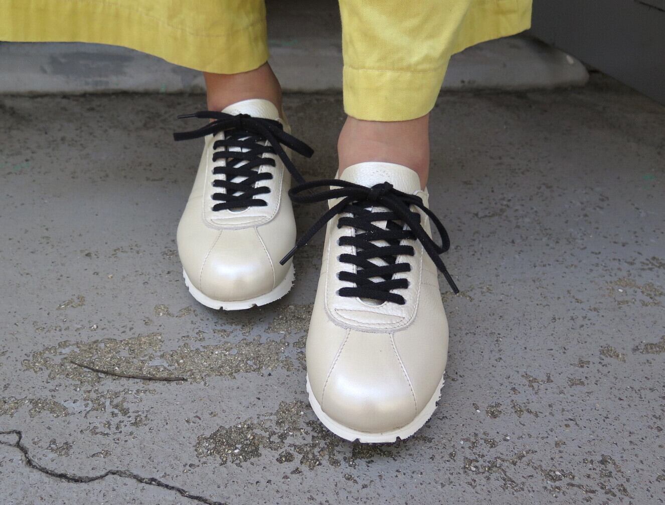 上質なパールレザー】クラシックなデザインEMAのスニーカー/メタリック