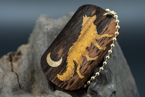 【 染色の美 】 ムンエボニー ドッグタグ 象嵌 闊歩