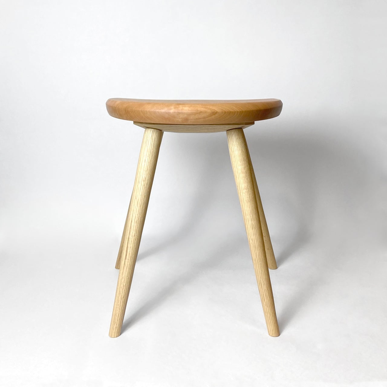 ムーンスツール挽脚 チェリー Moon stool - Cherry | 飛騨高山 家具