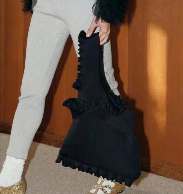 Soft flills pleats bag