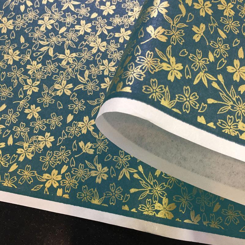 華やかな友禅和紙 鎌倉彫調 光沢のある黒地に赤の紅葉 大判 約63x95cm