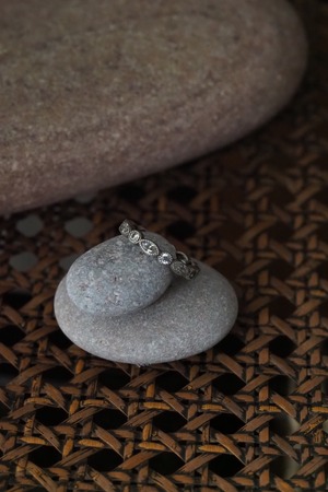ミル打ちが纏めるジルコニアリング-vintage zirconia ring