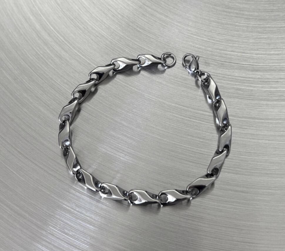 Silver interlocking necklace AA01