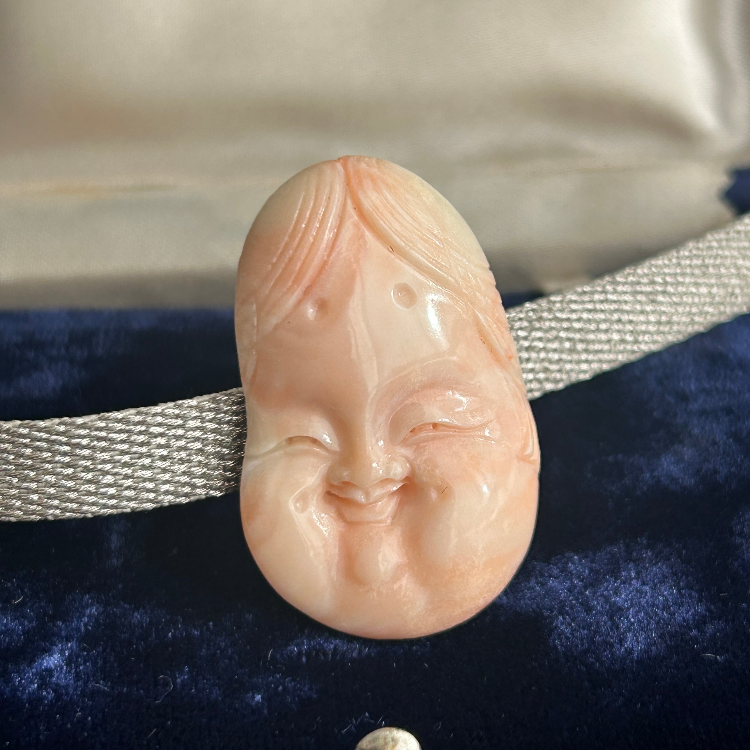 ヴィンテージ 昭和中期　白桃珊瑚　お福さんの帯留め