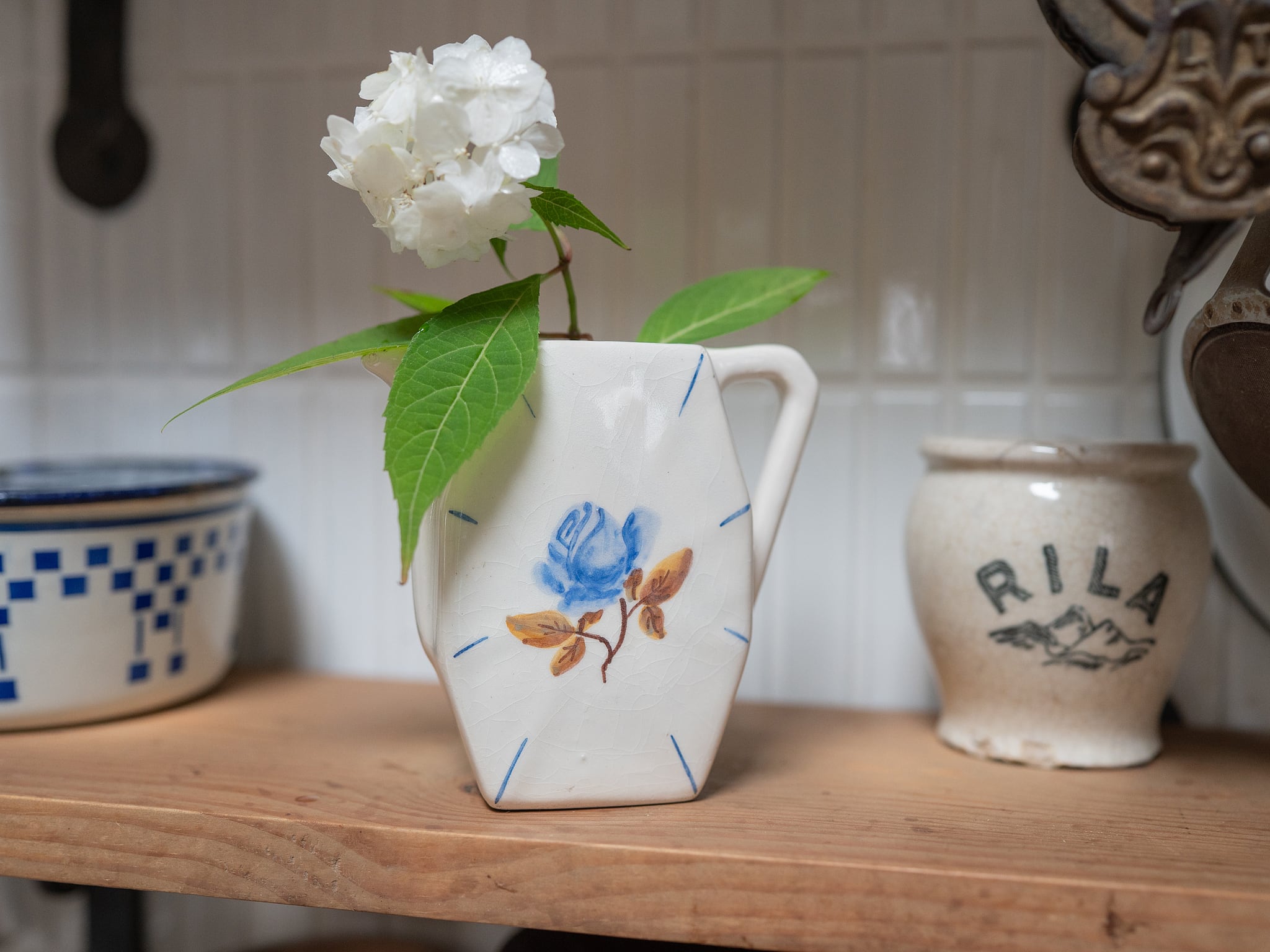 ブルーの花がかわいい陶器の小さなピッチャー フレンチアンティーク ブロカント