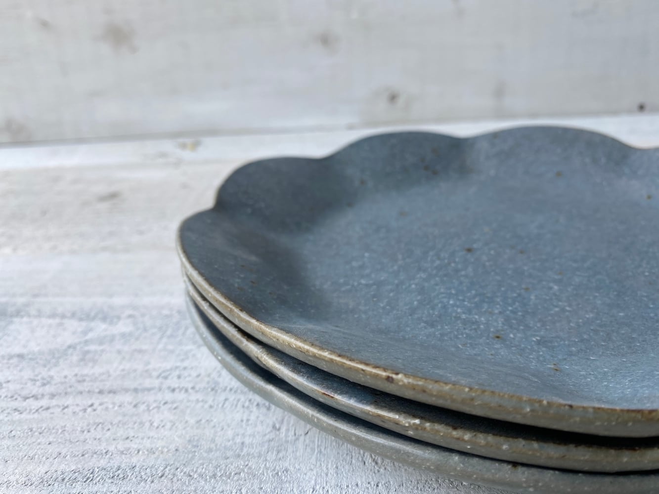 グレー釉 輪花皿 中 | 古谷製陶所