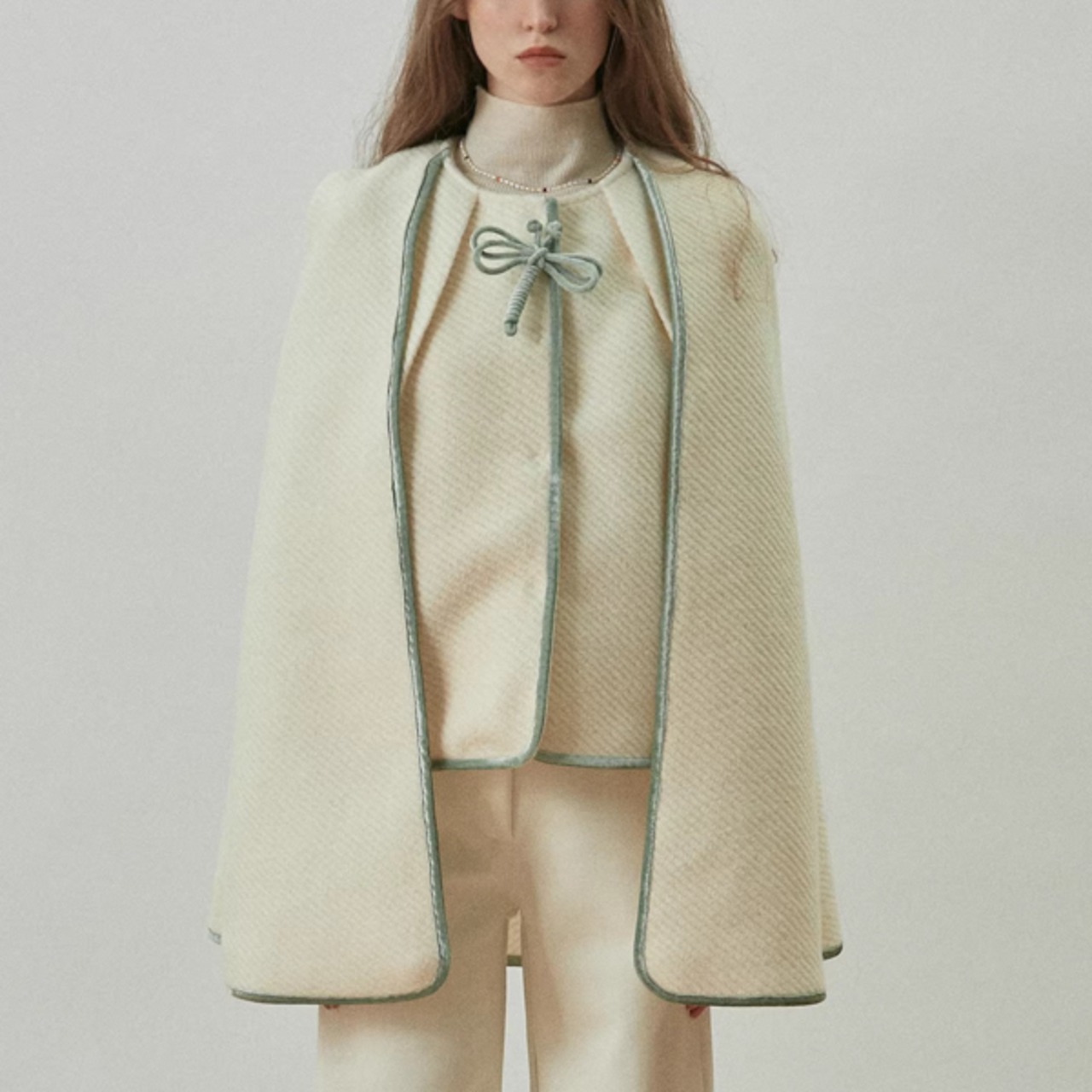 白羽に緑が結ぶ影音：トンボケープコート《XU0288》