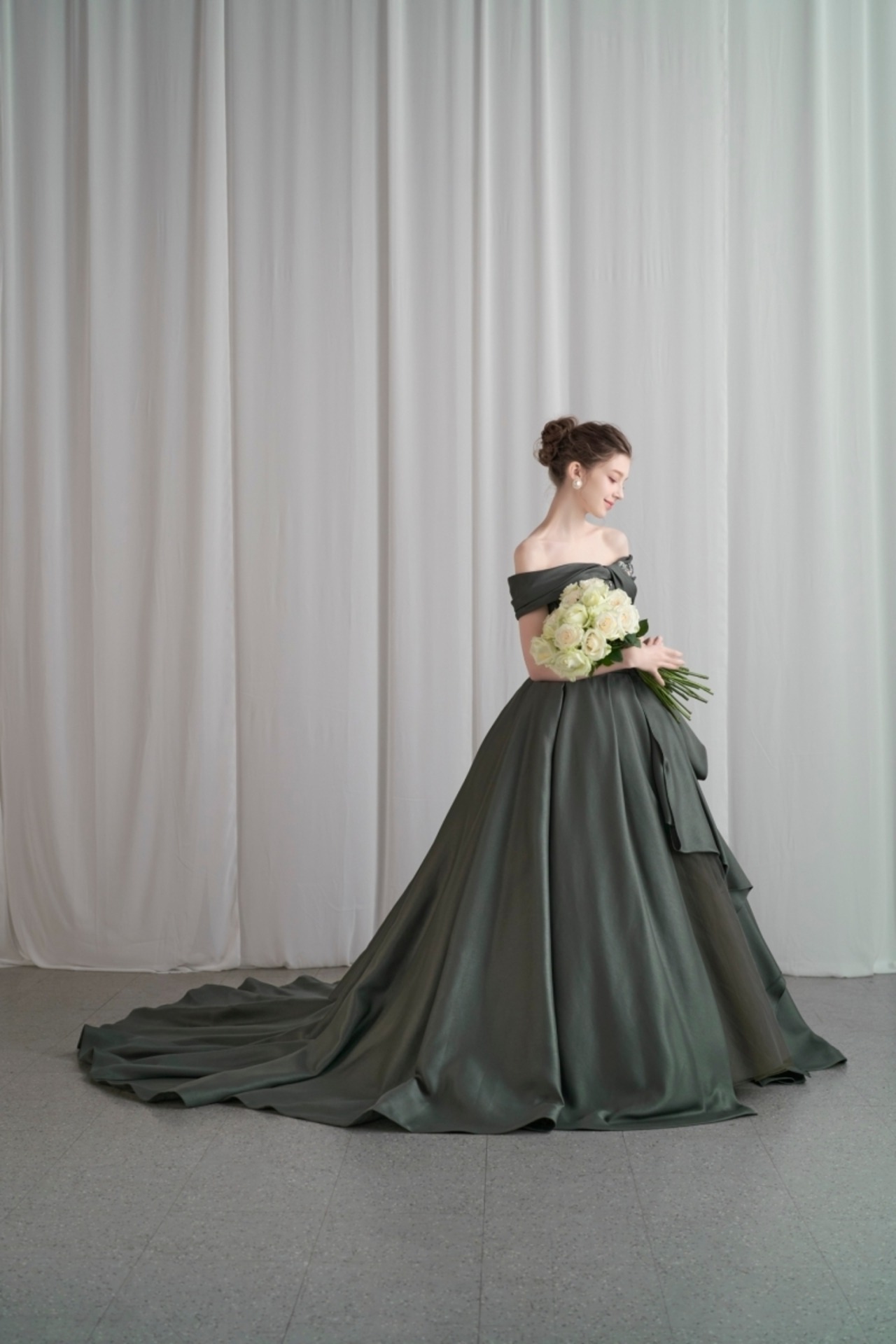 パーティードレス 深めな緑 オフショル キラキラ光る刺繍 ロング  