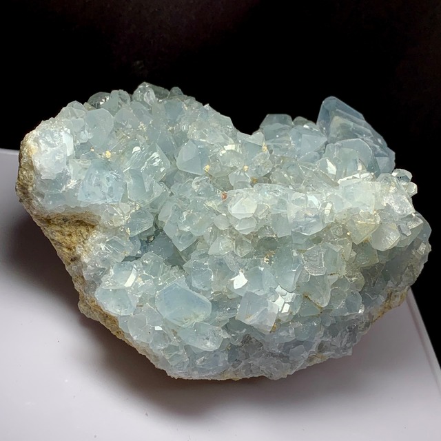 5セレスタイトに住み着いているフローライトハリネズミさん