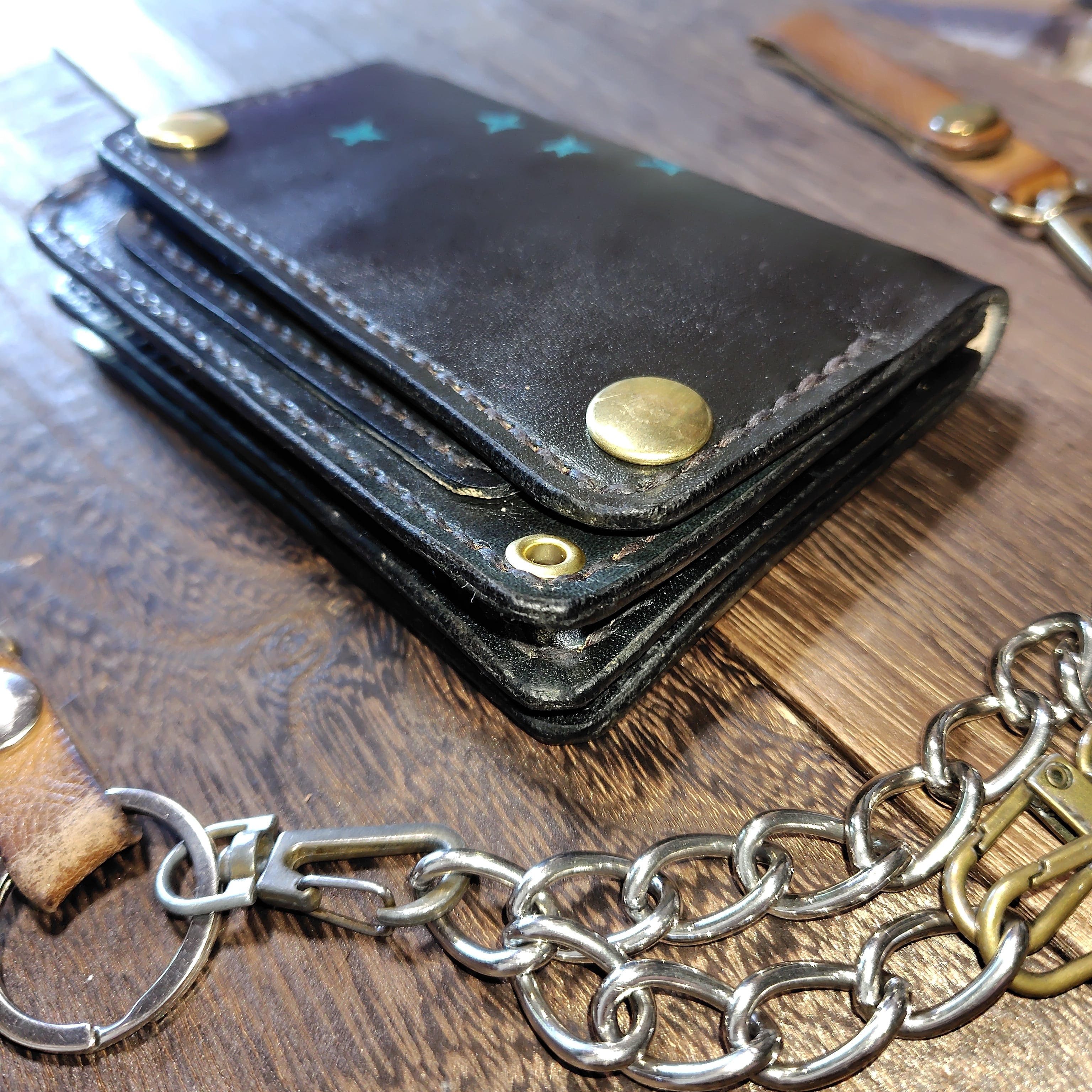ミドル トラッカーウォレット （黒猫）手染め顔料仕上げ ミドル トラッカーウォレット 手染め顔料仕上げ （黒猫） | ニコボーイ