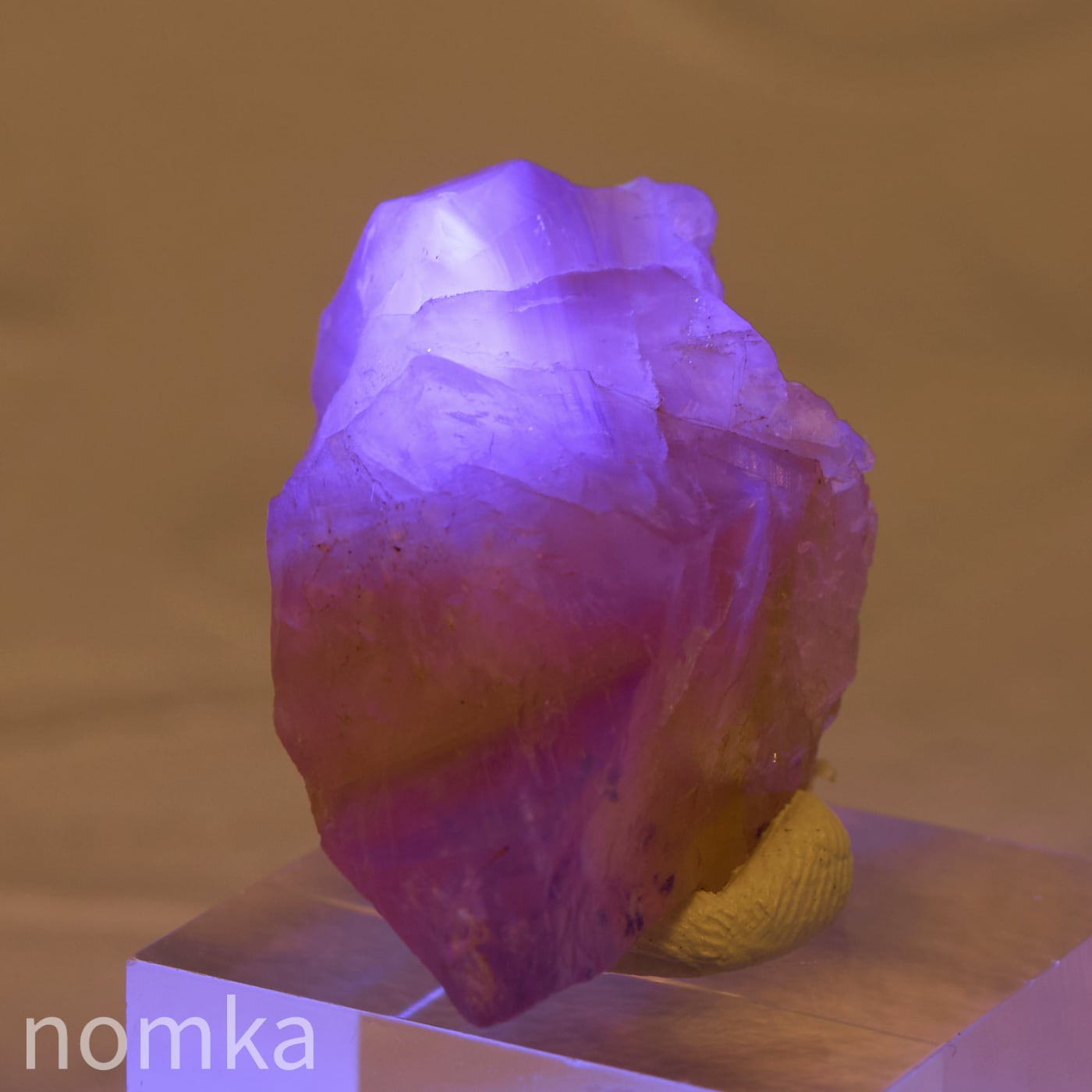イエローフローライト台付原石【フランス産 / 約11.78g / アクリル