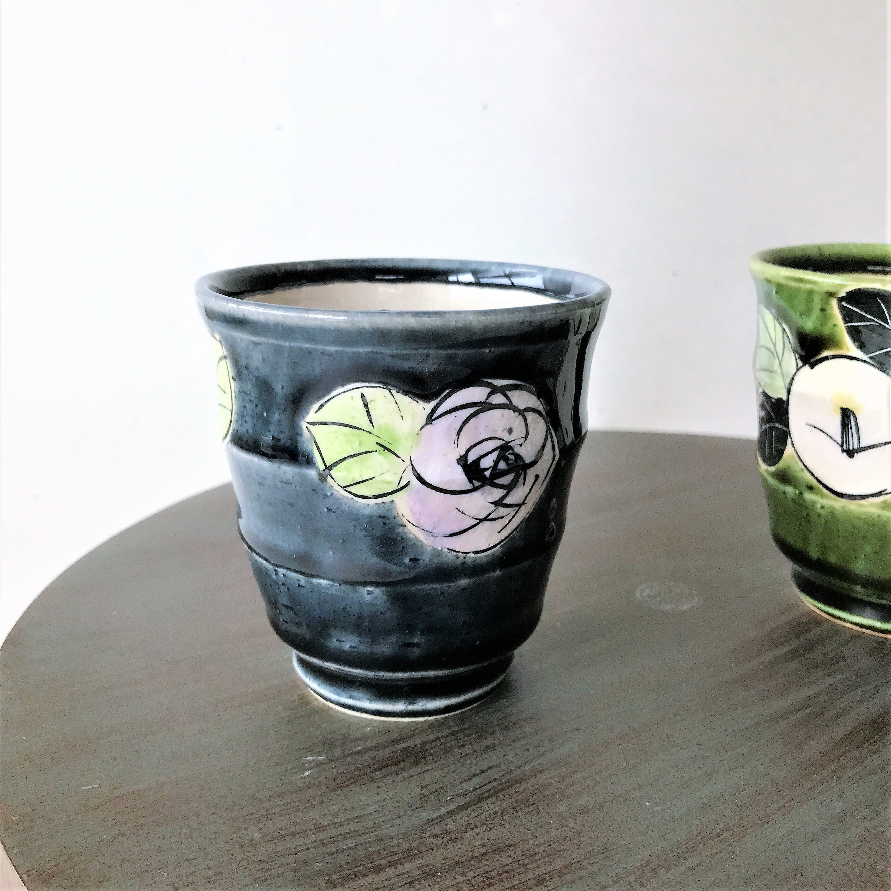 お湯呑み　藍ばらと織部黒椿