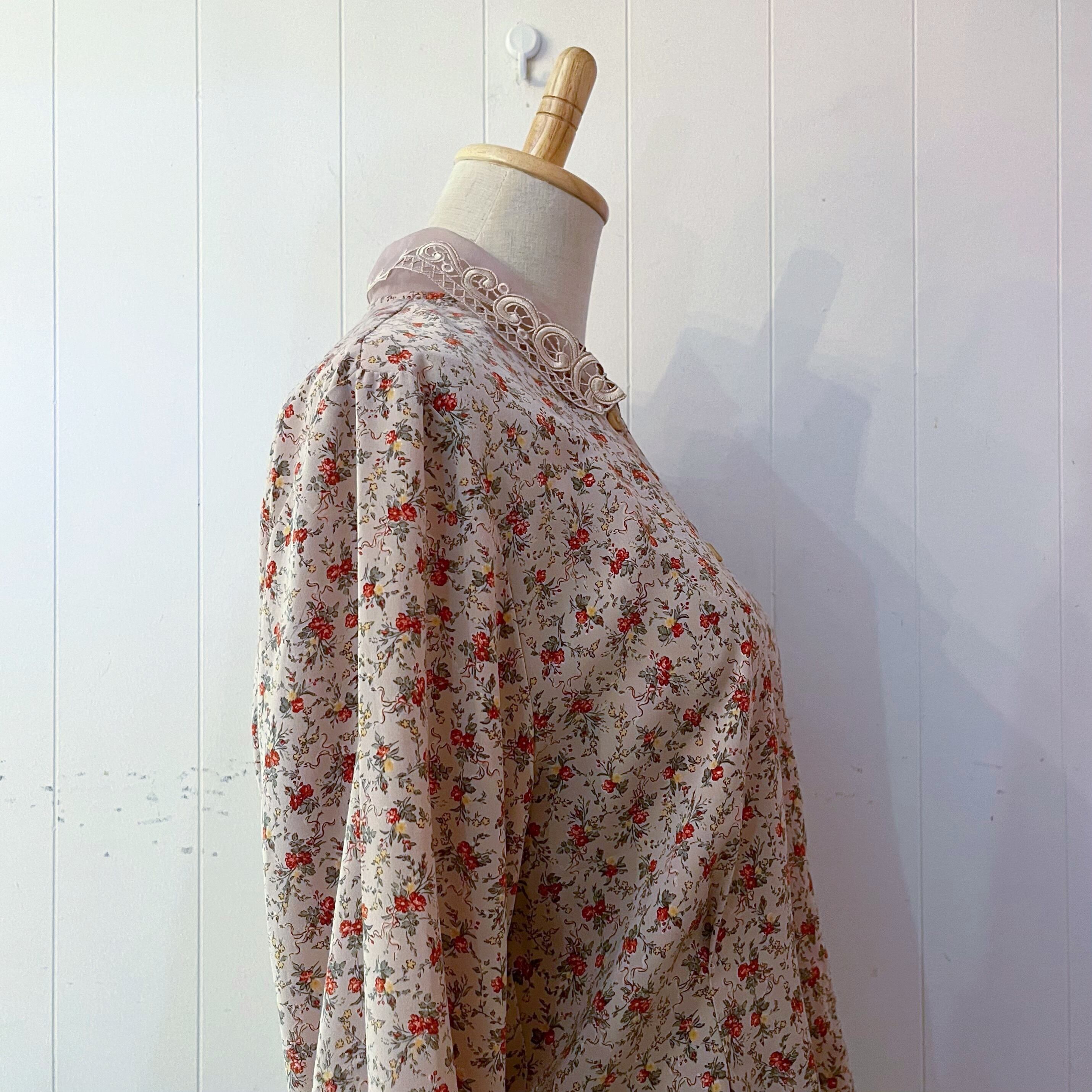 flower wood button blouse