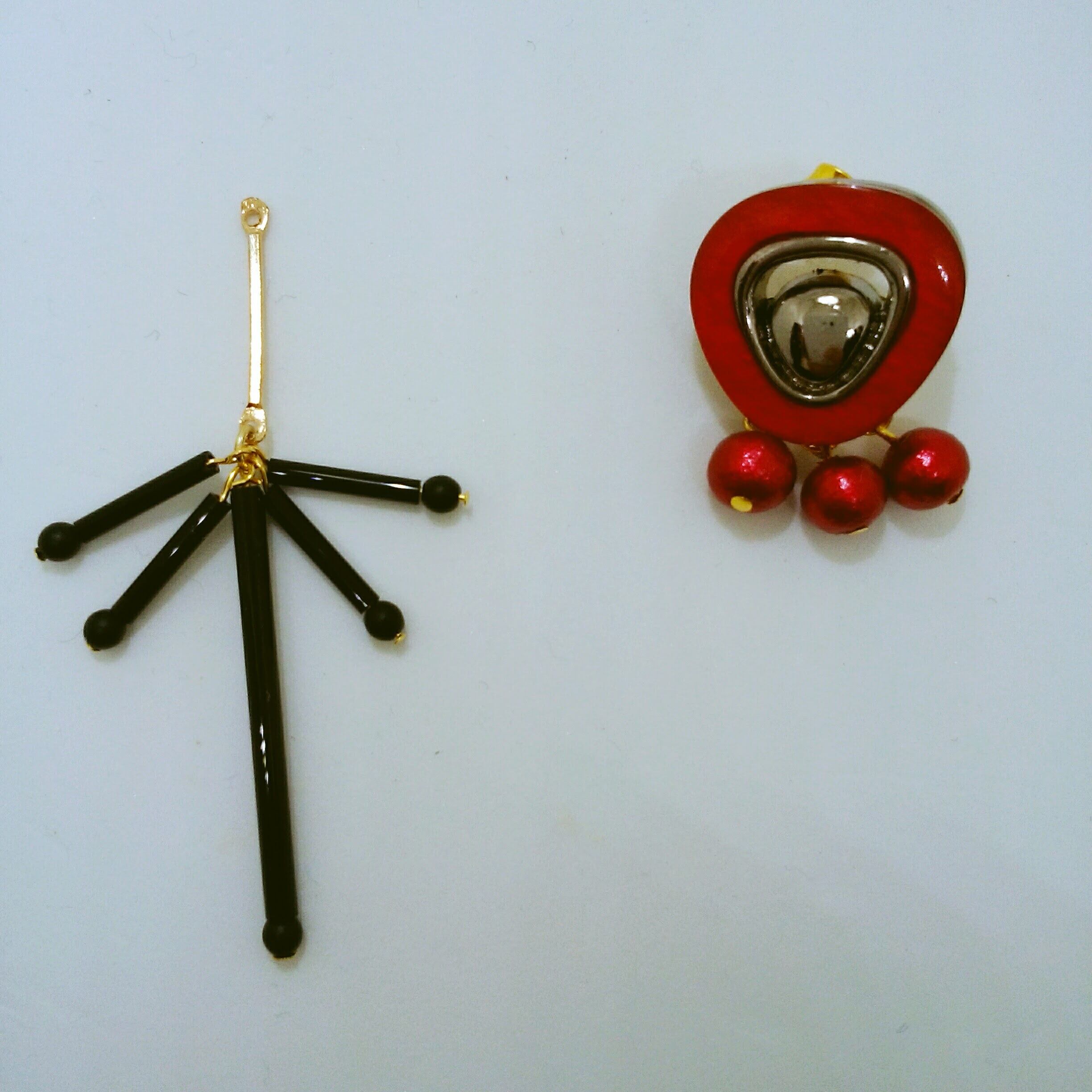 【SALE】レディな赤2WAYピアス(vintage button)