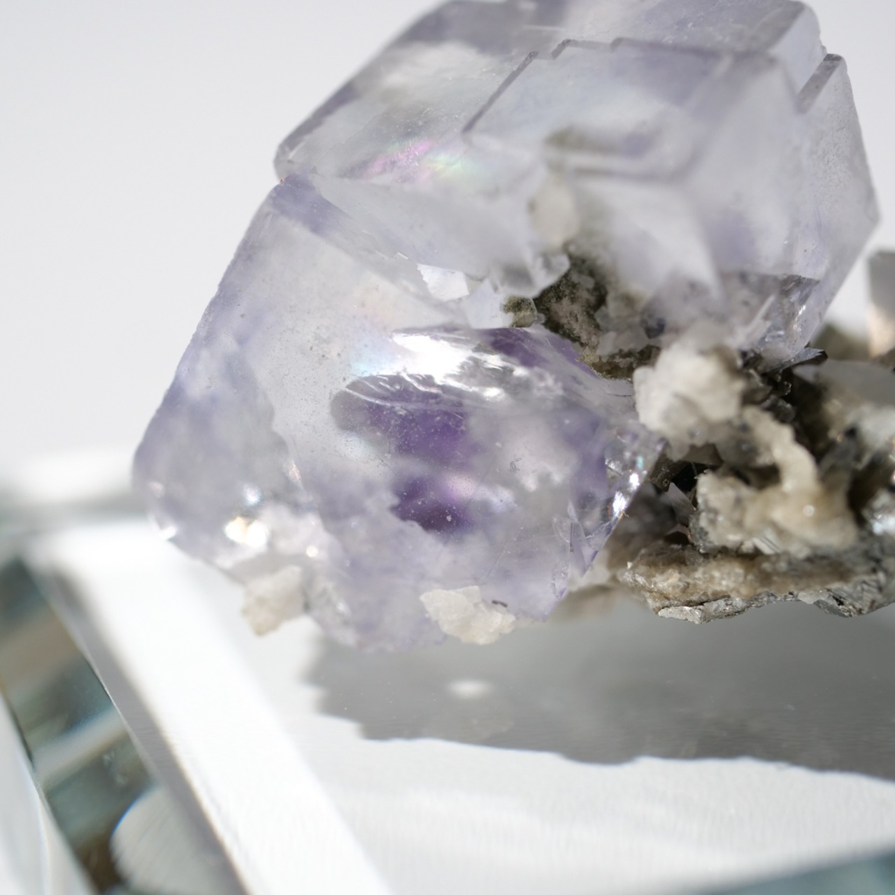 ヤオガンシャン産 フローライト 共生 / 原石 標本【A_3】