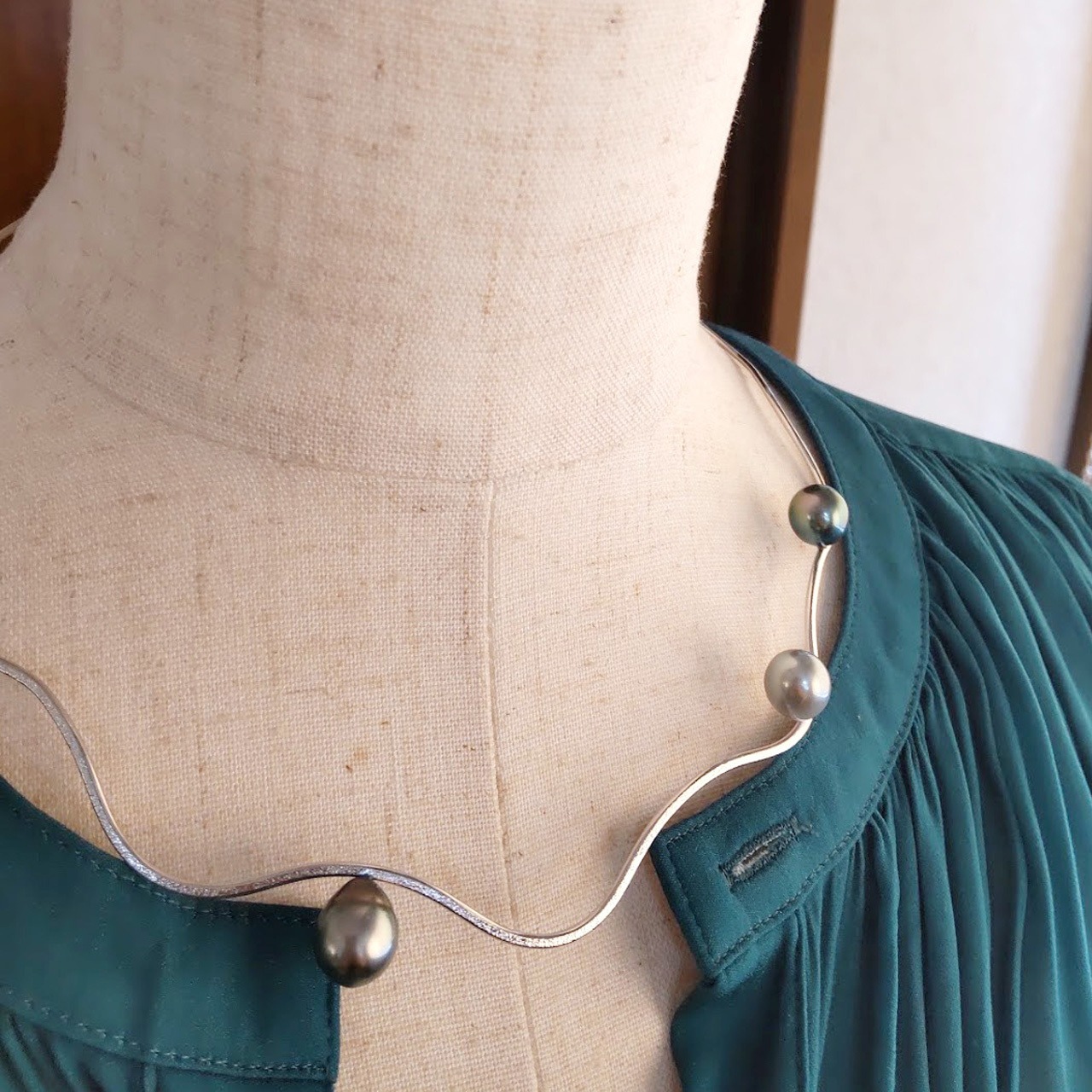 「フリージア〜自由に遊ぶ〜」黒蝶真珠　デザインネックレス