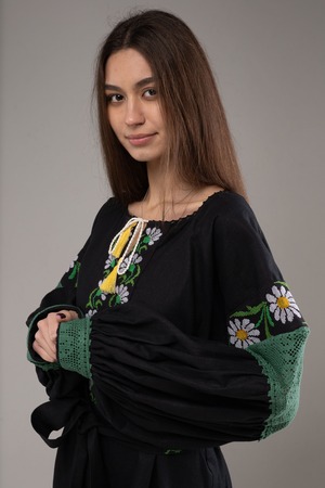 ウクライナ刺繍ヴィシヴァンカ　バルーン袖　手刺繍　麻　レディース・フリーサイズ