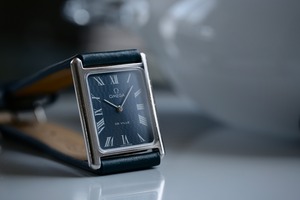 【OMEGA】 1973年製 オメガ 『 デビル H型レクタンギュラー 』ホワイト・ ニードル針 ブルーギョーシェダイヤル ホワイトローマン数字 格納竜頭 メンズモデル 手巻き / Vintagewatch / Deville / Cal.625