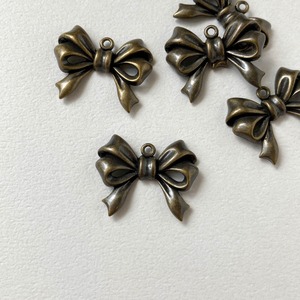 リボン結びのアンティーク風チャーム