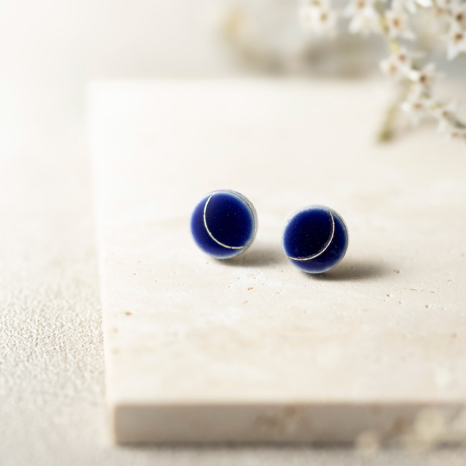 美濃焼陶器×彫刻【carve】三日月 モダン【10mm】ピアス / イヤリング|花色