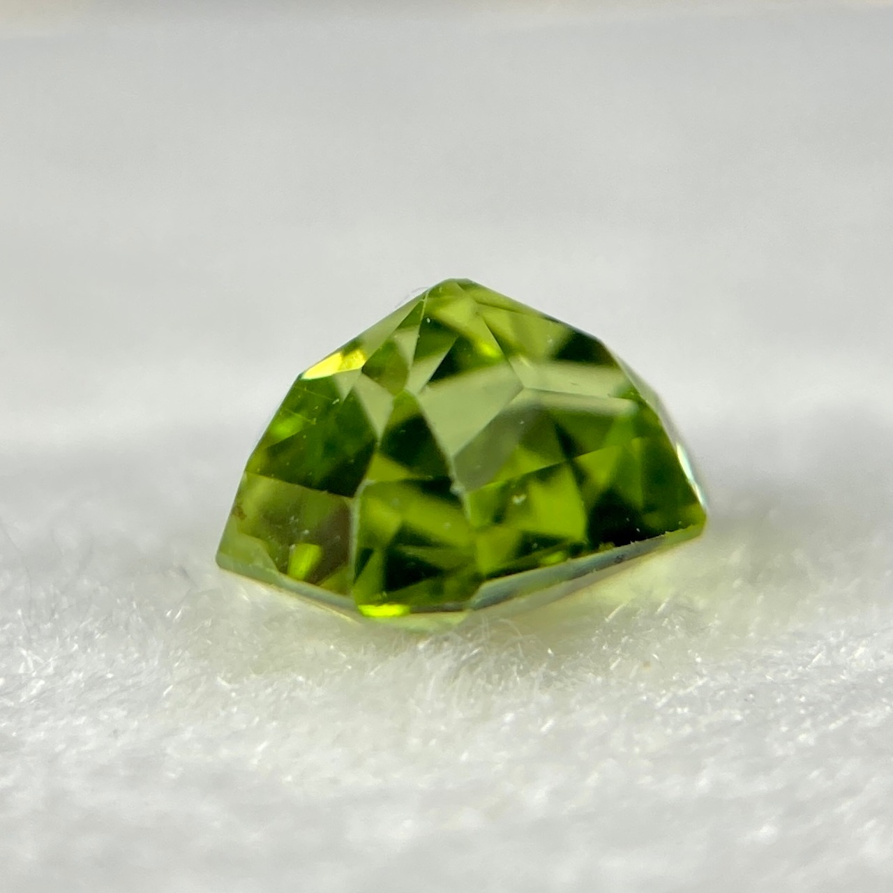 ペリドット 約0.65ct 約4.9mm*4.0mm r-0191