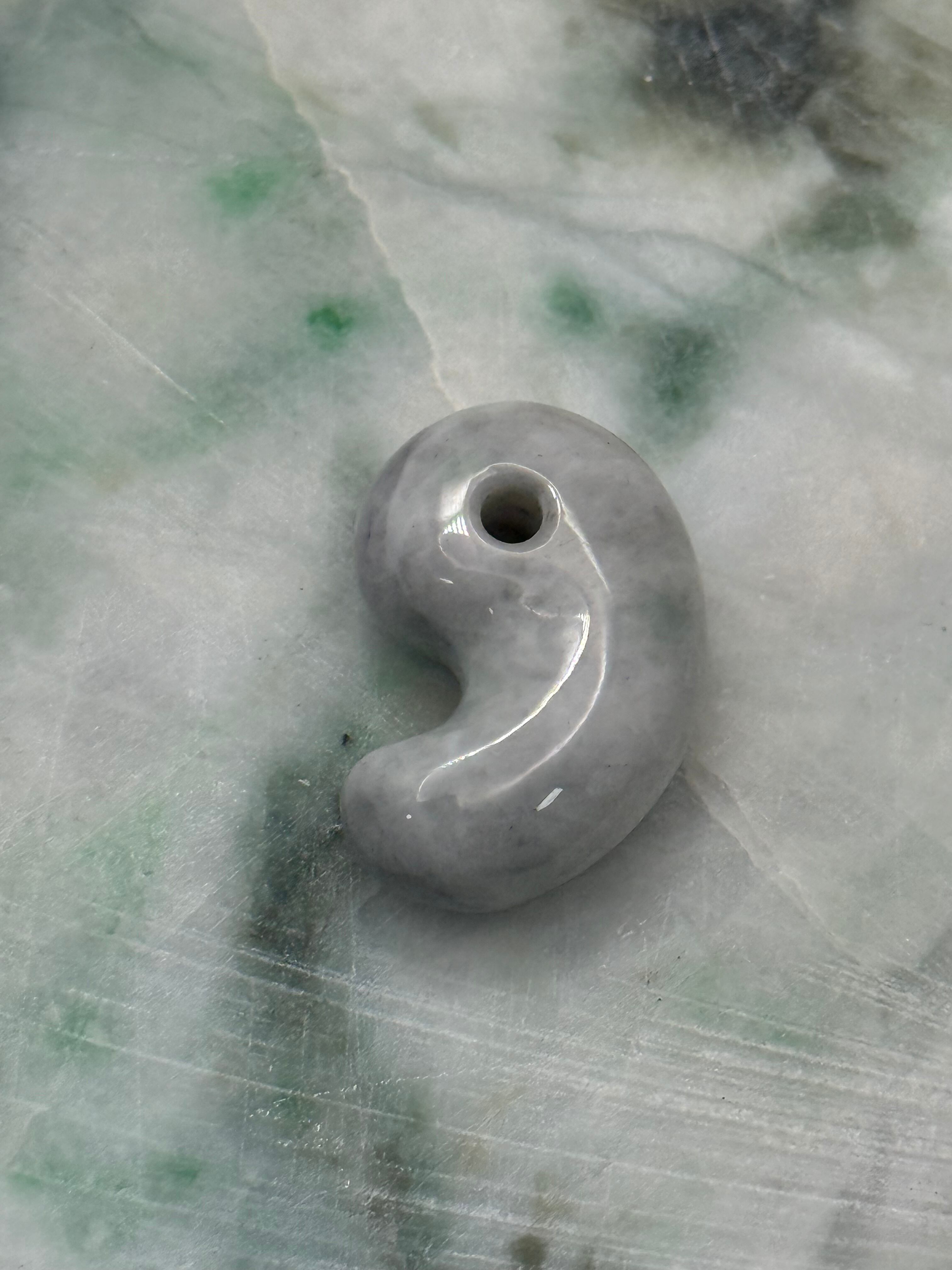 糸魚川翡翠 〜勾玉〜 白灰 029