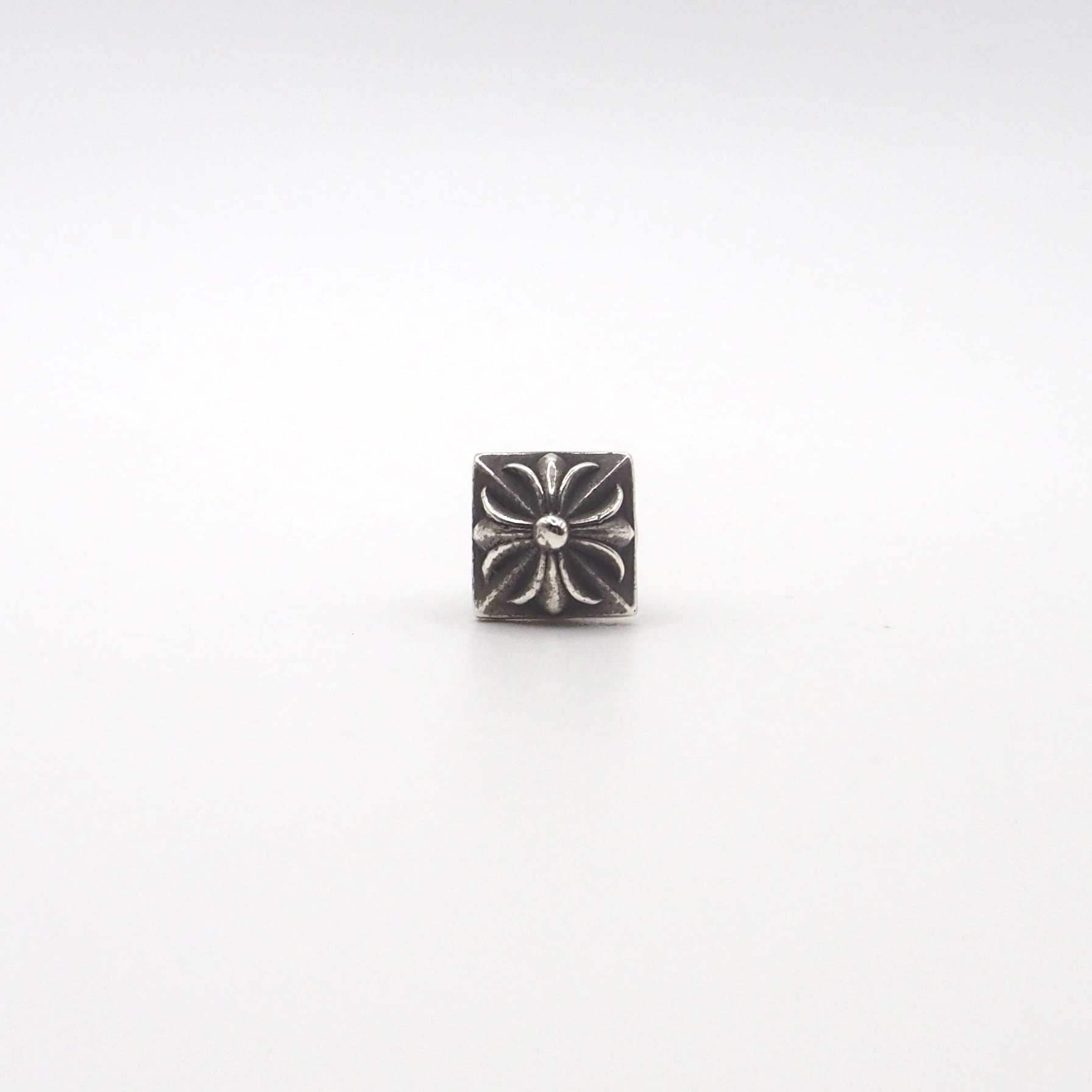CHROME HEARTS クロムハーツ　ピラミッドスタッドシルバーピアス CHROME HEARTS ピラミッドスタッドピアス シルバー クロムハーツ 付属
