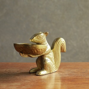 ゴールドに輝く、リスの小物入れ