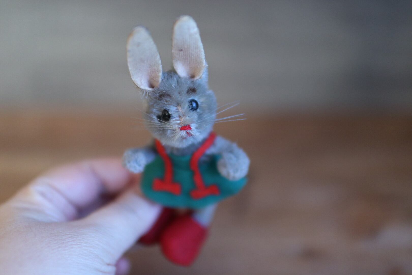 ヴィンテージ シュコー スカートをはいたうさぎ