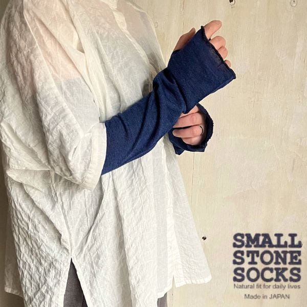 夏を快適に過ごす。さらりと心地よいリネン混アームカバー/ SMALL STONE SOCKS so1147