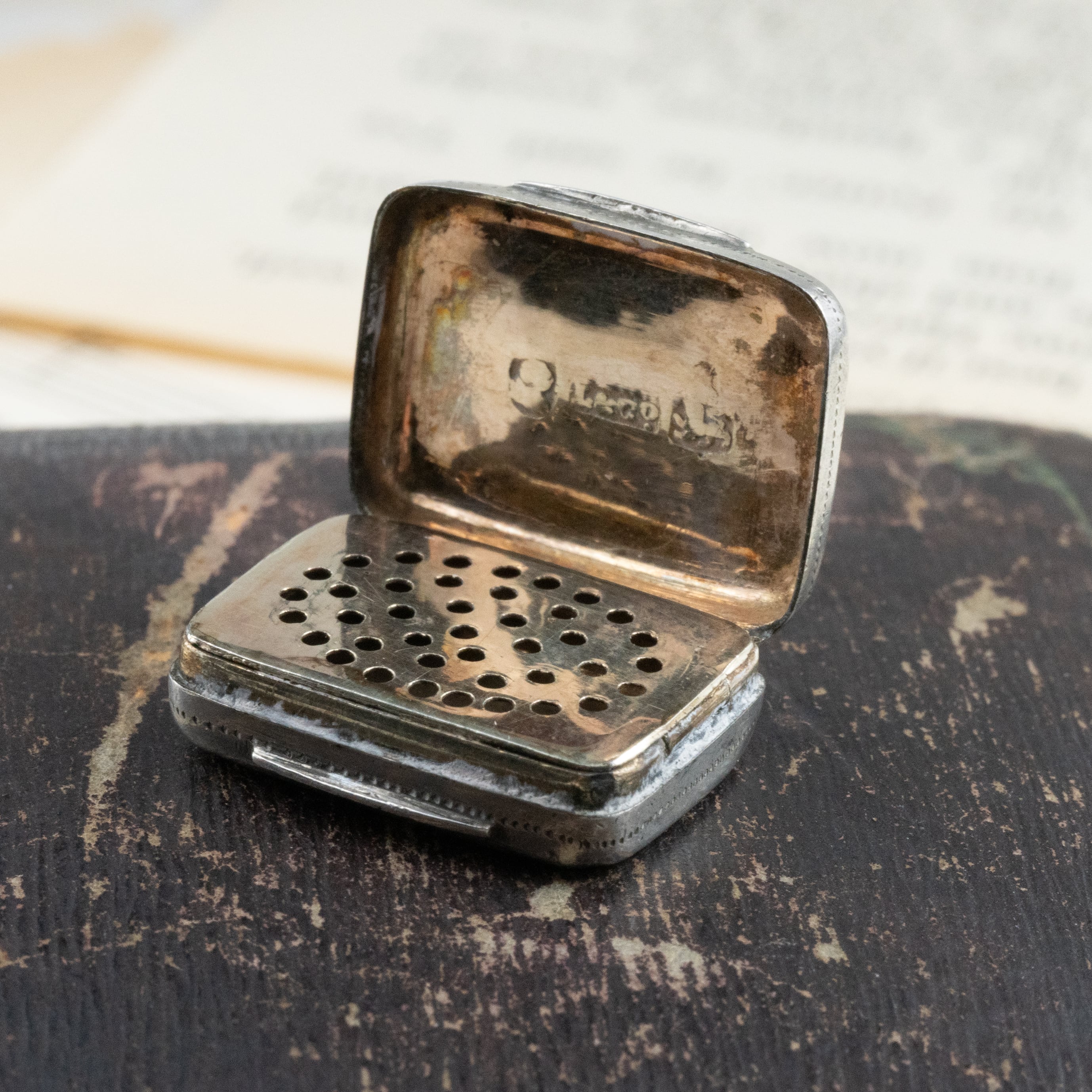 イギリス アンティーク シルバー ヴィネグレット 〜香りに秘められた