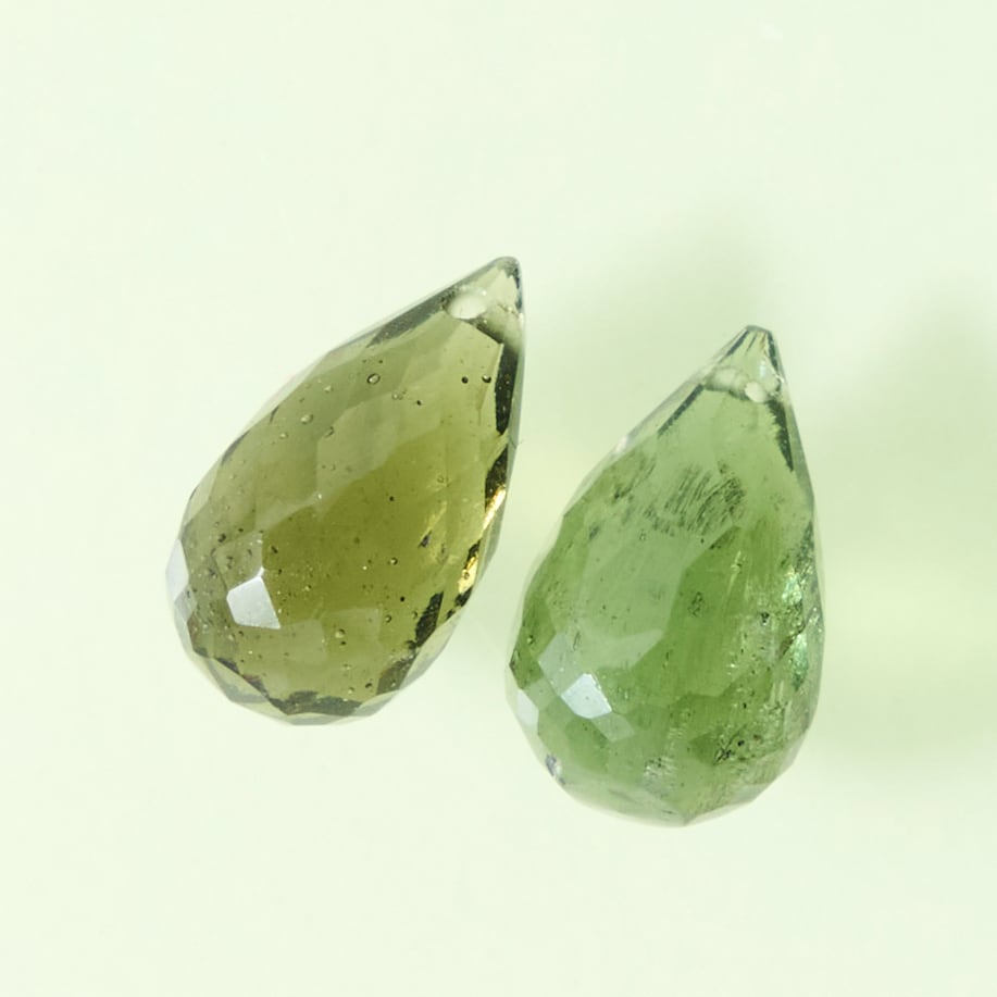 【稀少石】(ペア) モルダバイトtype-A 4.10ct/ブリオレットカット/穴あり【チェコ共和国】nmod-0043