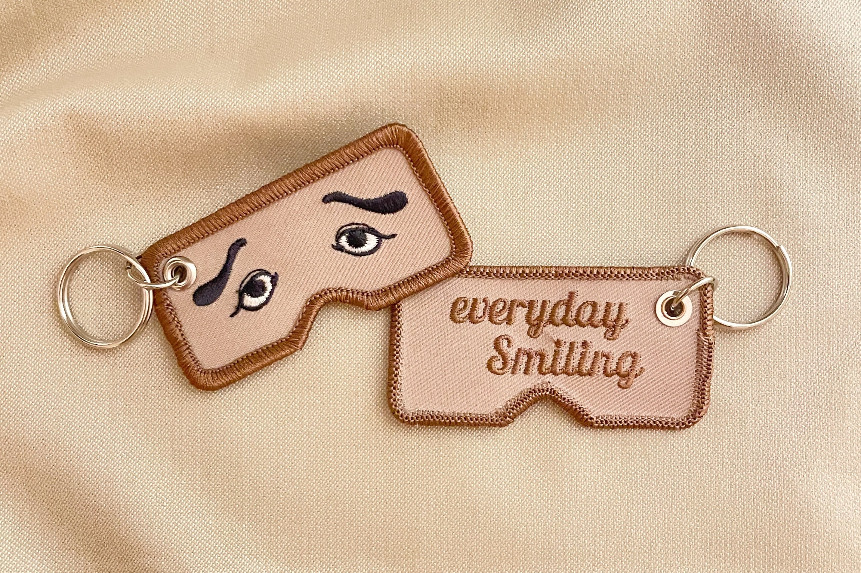 『Keep on Smiling』 にわかせんぺい × enricheveryday スティッチワーク キーホルダー／keep on Smiling にわか面型ステッカー付