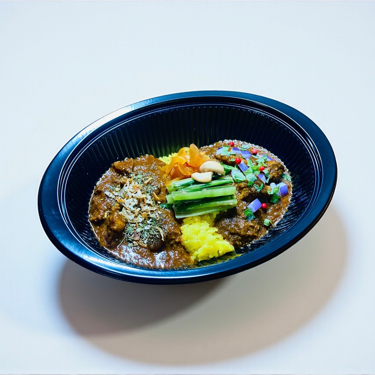 【ライス増し】鶏白湯チキンカレーとポークビンダルーの合いがけ2種盛りの外観