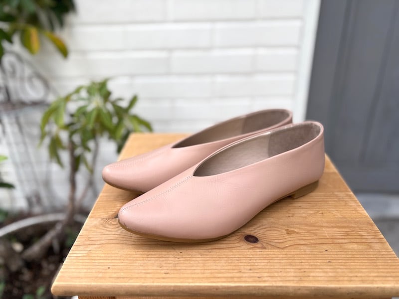 上品ピンクベージュのレザーフラットシューズ｜柔らかレザーで大人の