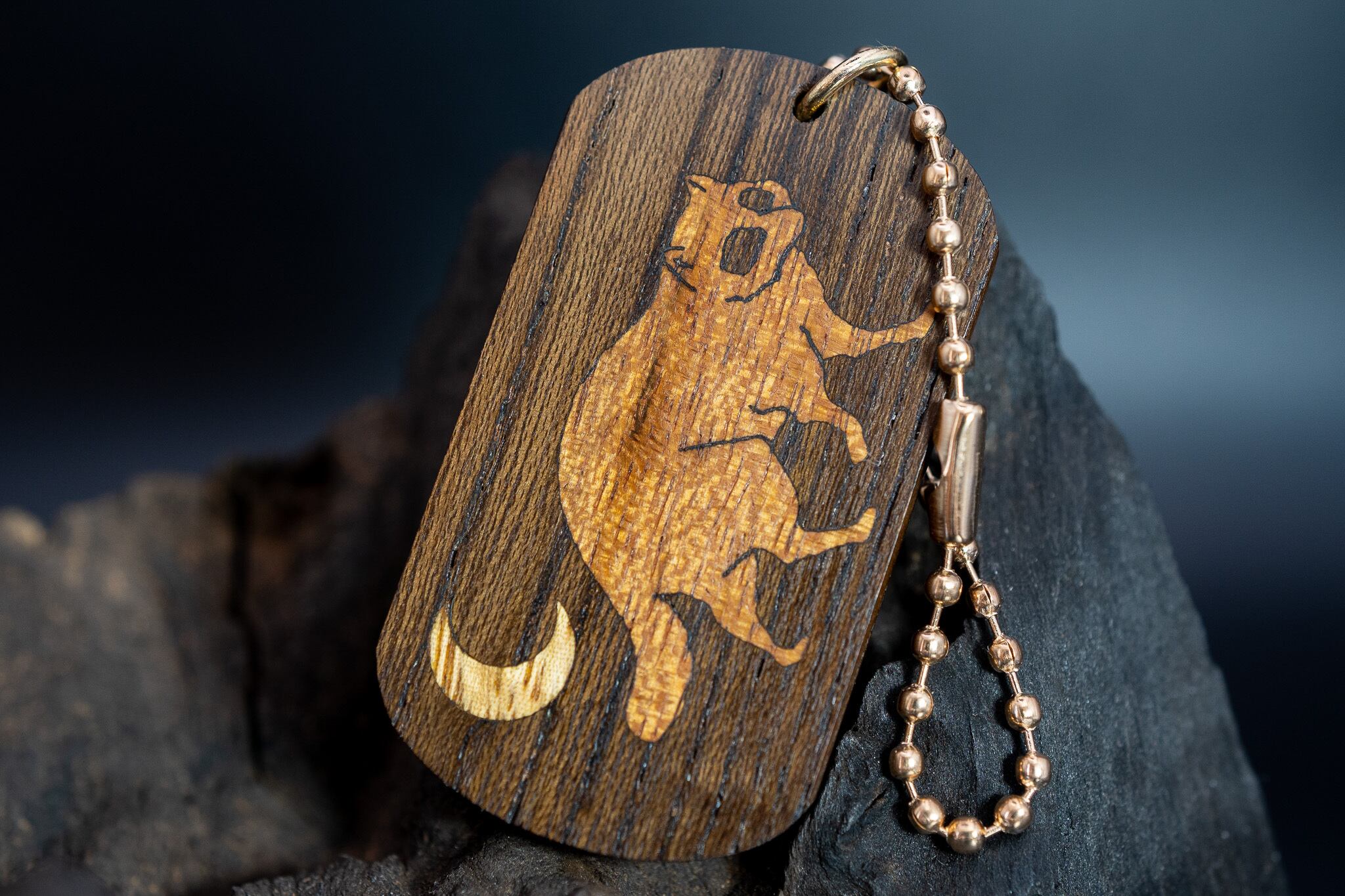 【 日本を代表する巨木 】神代欅 ドッグタグ 木象嵌 三日月とたぬき