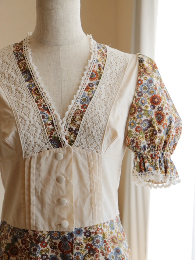 ●flower ＆ lace design blouse