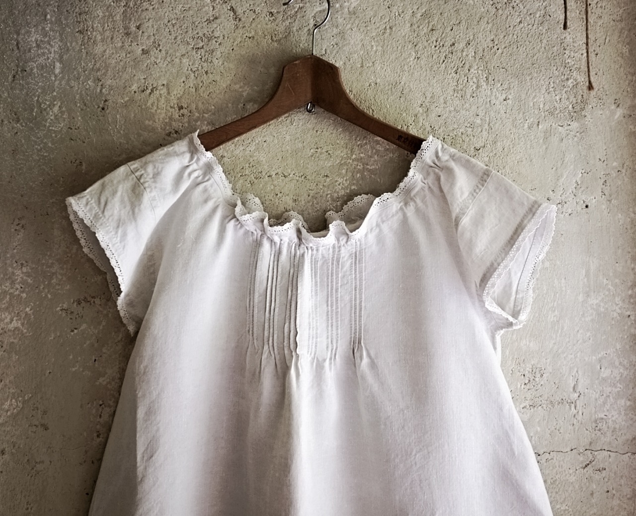 フランス 1900s リネン 小さなレースとピンタックとギャザーワンピースb アンティーク