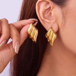 T3P3651 - Wavy Glow Studs