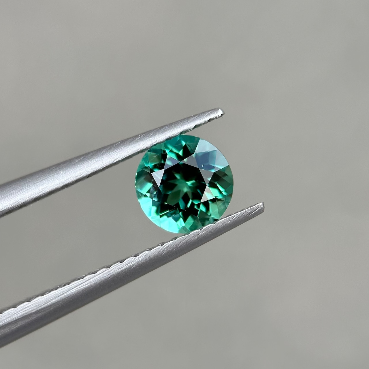 ブルーグリーントルマリン 約5.5mm, 約0.6ct, ナミビア産