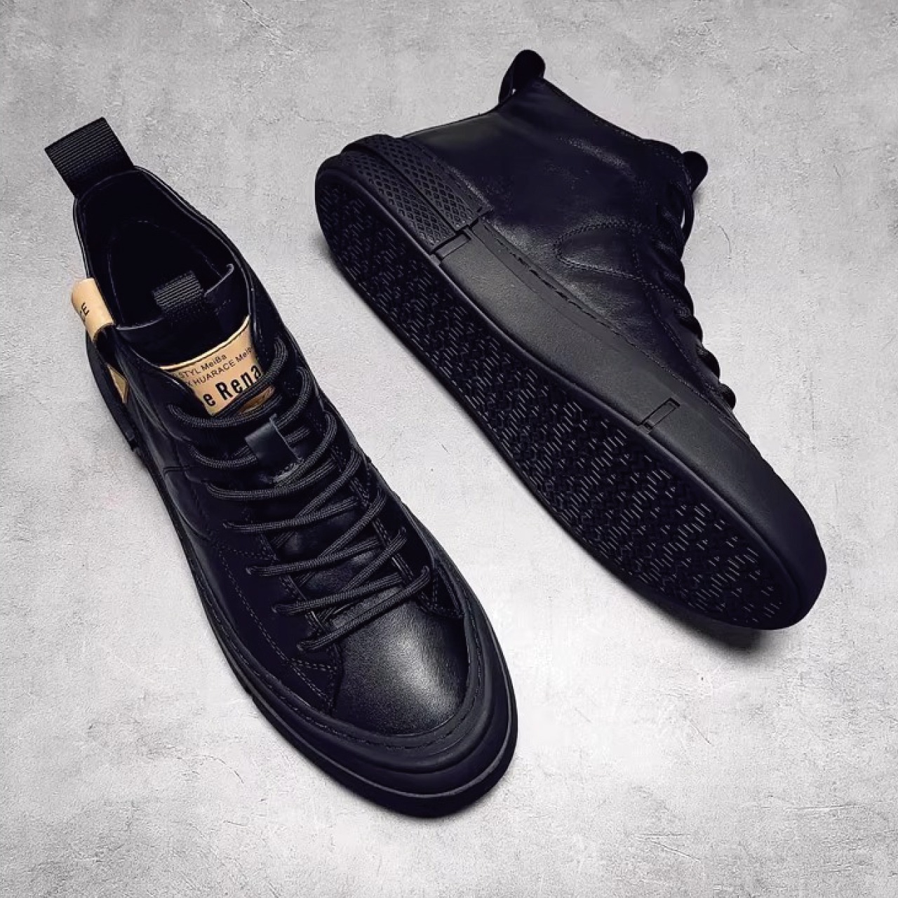 多用途に活躍するカジュアルなミッドトップトレンディシューズ　SS005