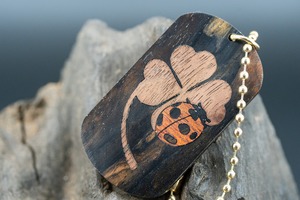 【幻の銘木】 青黒檀 ドッグタグ 象嵌 幸運を運ぶナナホシテントウ