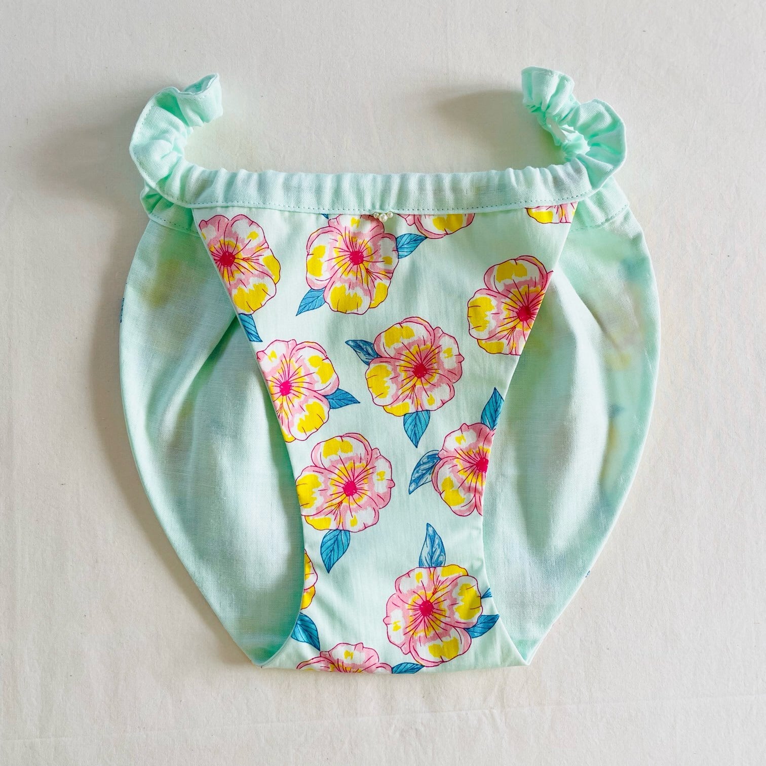 フンティ「水辺の花」