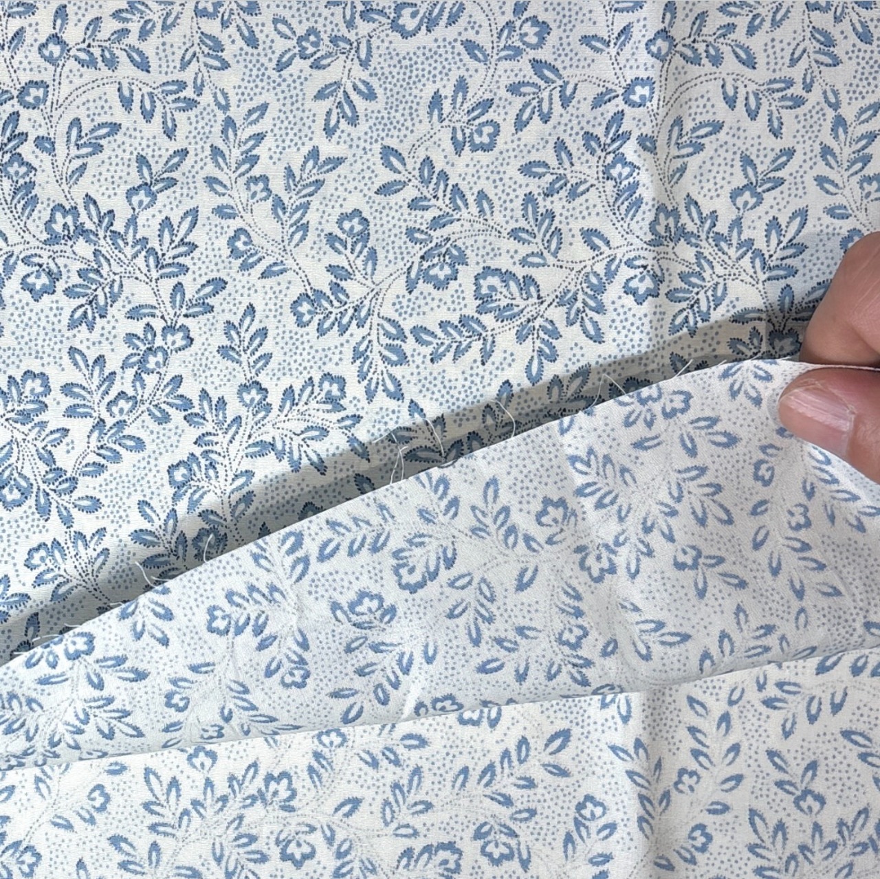 ★CT268◆オーダー1m単位◆綿100%ブロード生地◆花リーフ柄+英字◆ライトブルー系