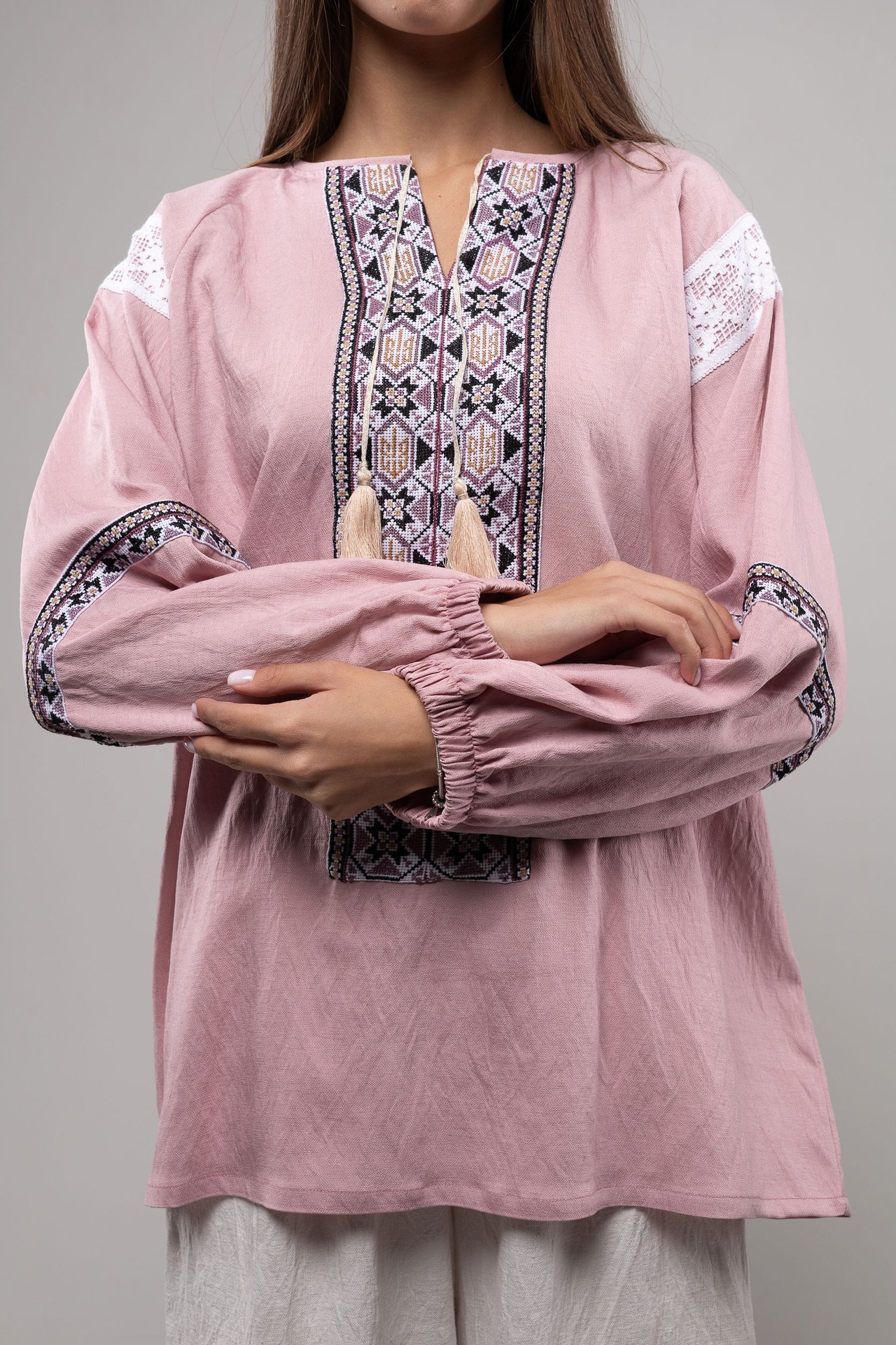 ウクライナ刺繍ヴィシヴァンカ クロスステッチ　手刺繍　ブラウス　麻　レディース・フリーサイズ - 4