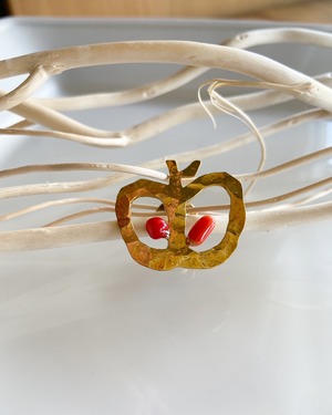 art jewelry marble　リンゴピンバッチ