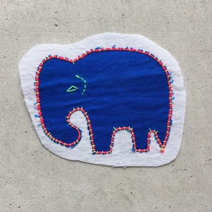 手刺繍アップリケ　どうぶつ　ゾウ　ブルー×ピンク（4496）