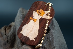 【唐木三大銘木】 紫檀 (ソノケリン) ドッグタグ 象嵌 三月ウサギ