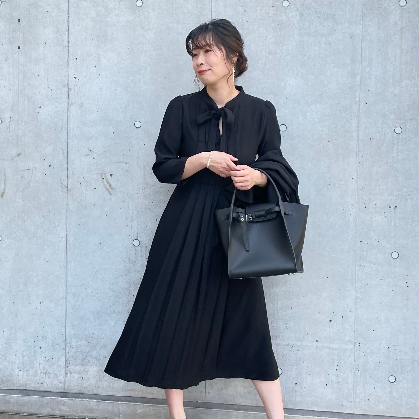 SALE□上品ジョーゼット ボウタイプリーツフレアワンピース黒【L